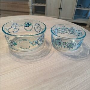 Set of 2 Pyrex Decorative Glass Mixing Bowls in Teal & Blue